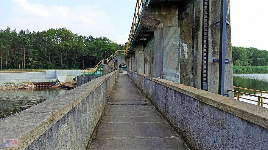 Elektrownia na Bobrze w pobliżu Gryżyc. Przejście dla pieszych