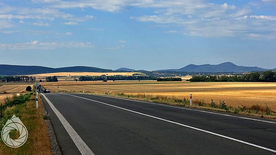 płaskość pól za Trebisovem i pierwsze (no, może drugie) spojrzenie na góry węgierskie