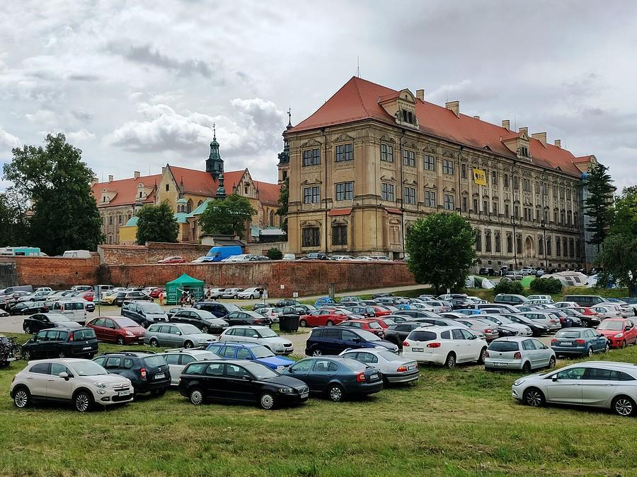 Klasztor w Lubiązu w trakcie Slot Art Festival