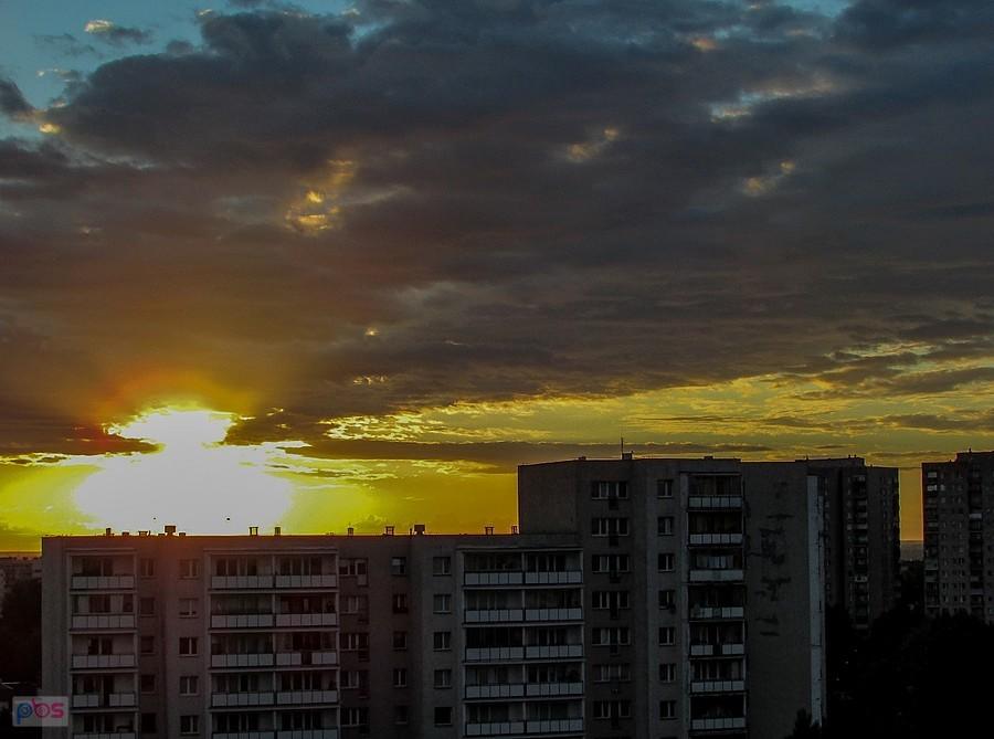 Słońce wstaje nad blokowiskiem