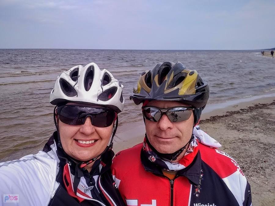 Dwoje kolarzy na plaży