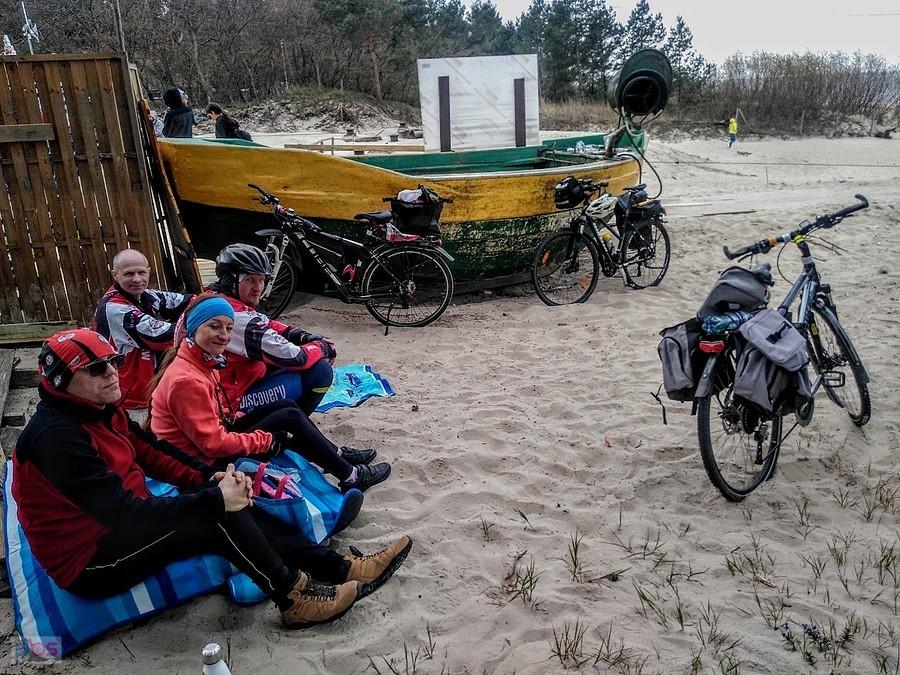 Grupa rowerzystów na plaży
