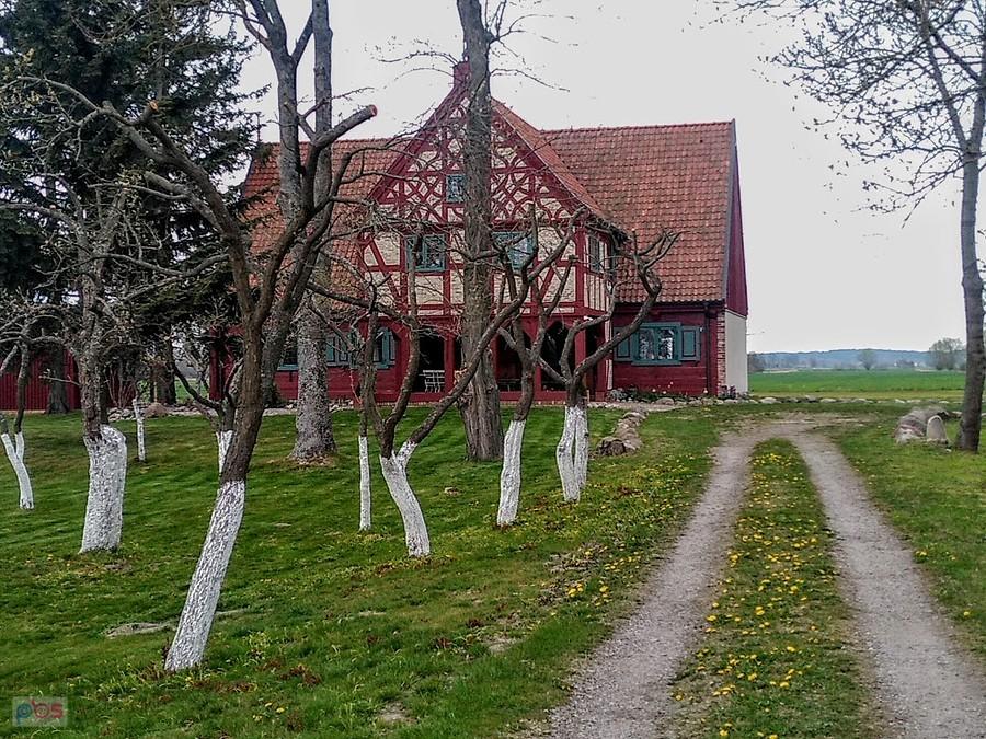 Czerwony dom na wsi