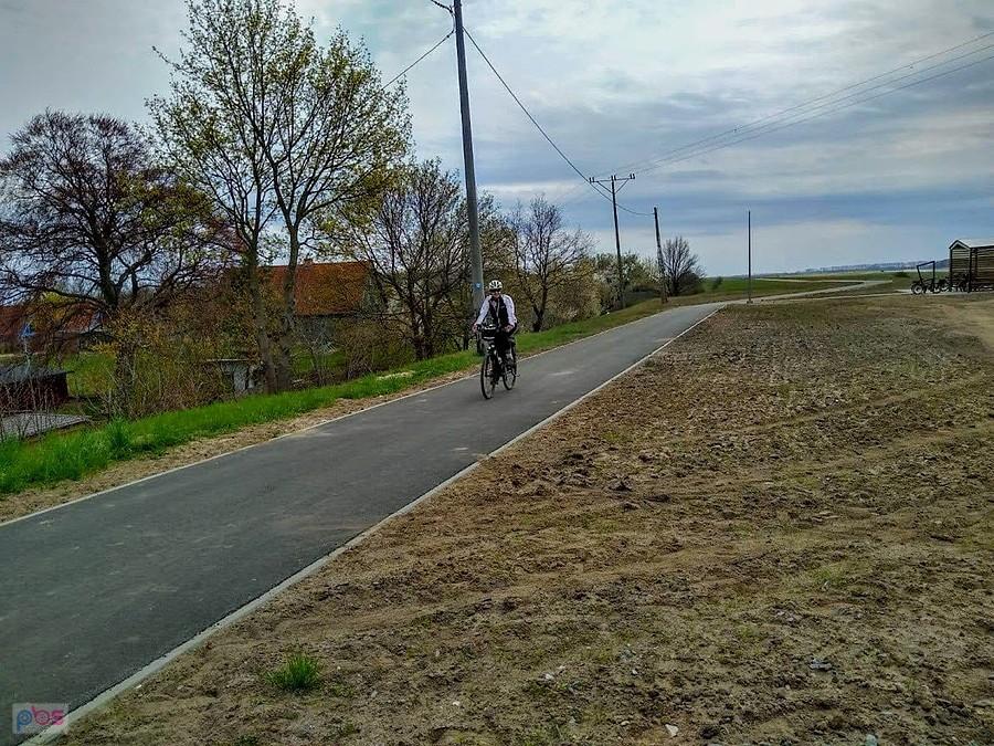 Rowerzysta na wiejskiej drodze w Mikoszewie