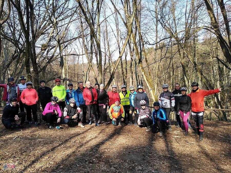 Grupa rowerzystów w Puszczy Bydgoskiej