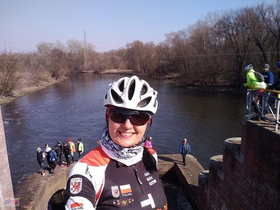 Rowerzystka nad Brdą w Bydgoszczy