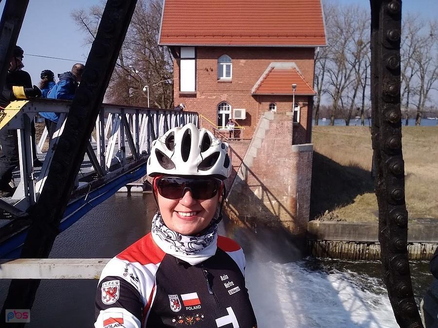 Rowerzystka na moście nad Brdą w Bydgoszczy