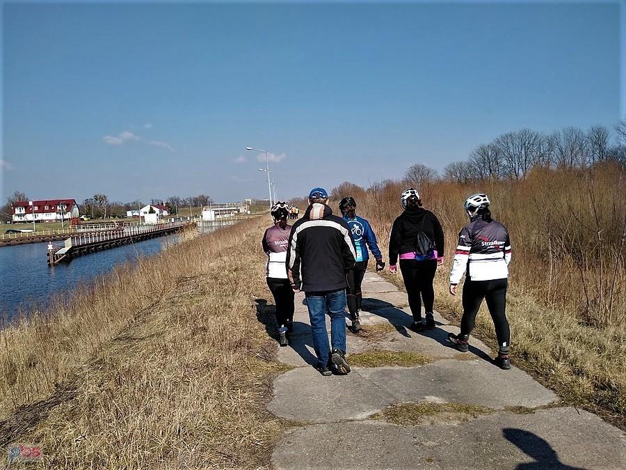 Grupa rowerzystów nad Brdą w Bydgoszczy