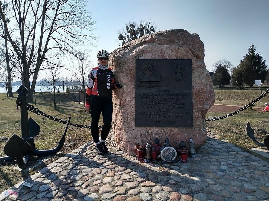 Cyklista przy pomniku