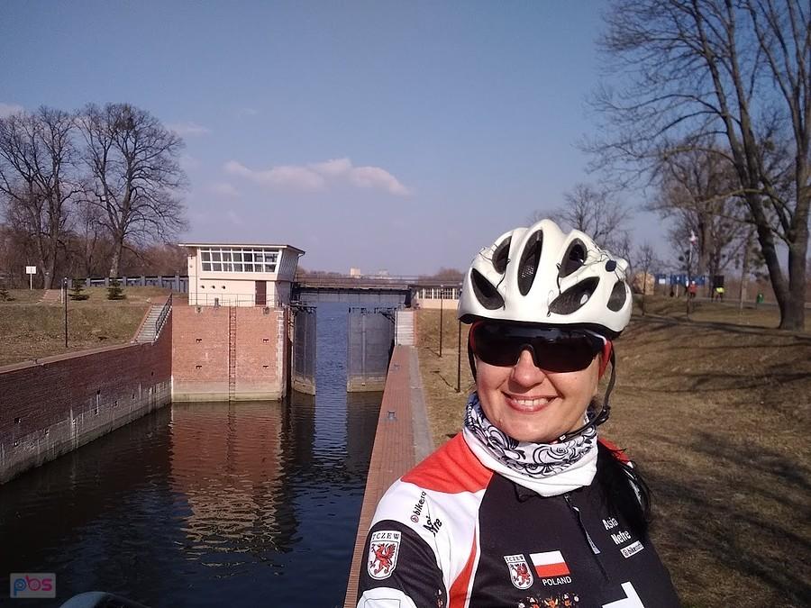 Kolarz na śluzie Brdy w Bydgoszczy