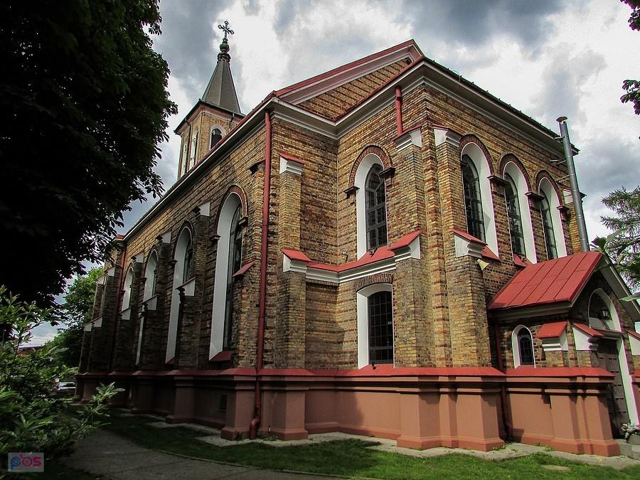 Kościół w Starej Iwicznej od strony przebiterium