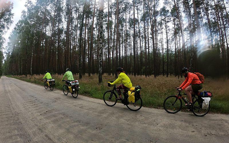 Trasa TTR-N też ma terenowe odcinki. Tu drobno popadało nam