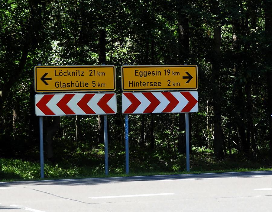 Warto zapamiętać odległości z tego drogowskazu.