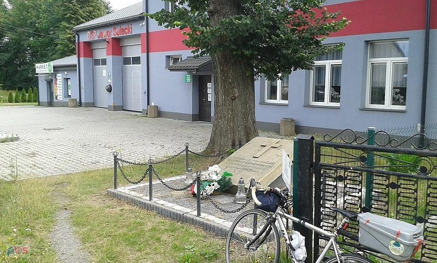 Jawor Solecki- pomnik upamiętniający śmierć Dionizego Czachowskiego