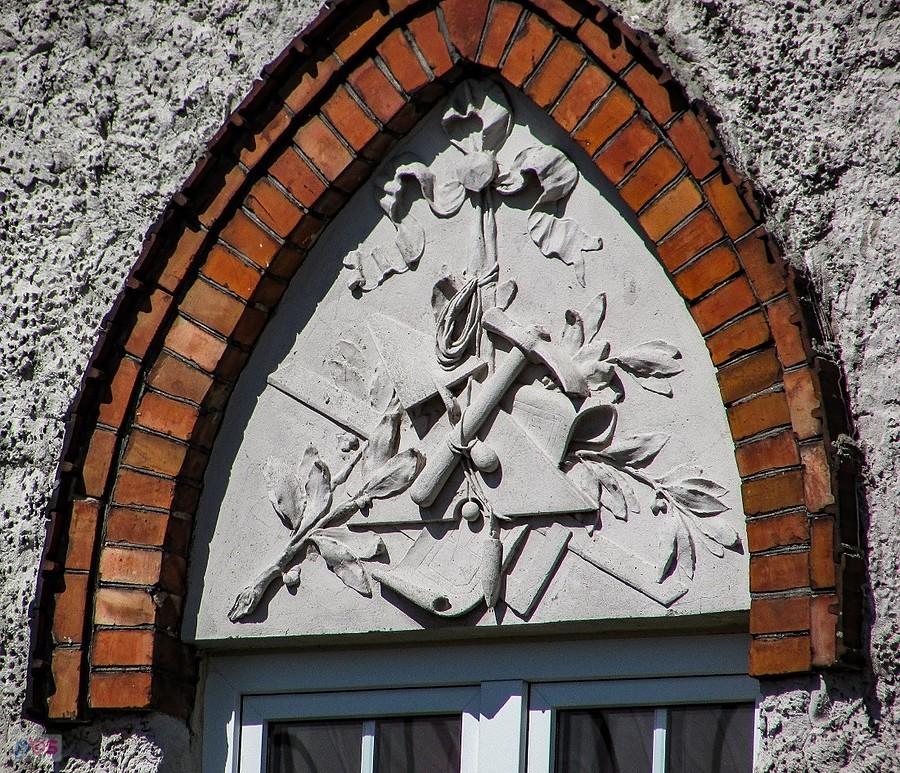 Zdobienia nadokienne willi Zameczek