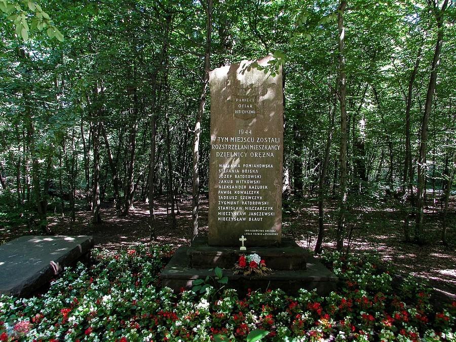 Pomnik zamordowanych przez Niemców mieszkańców Orężnej