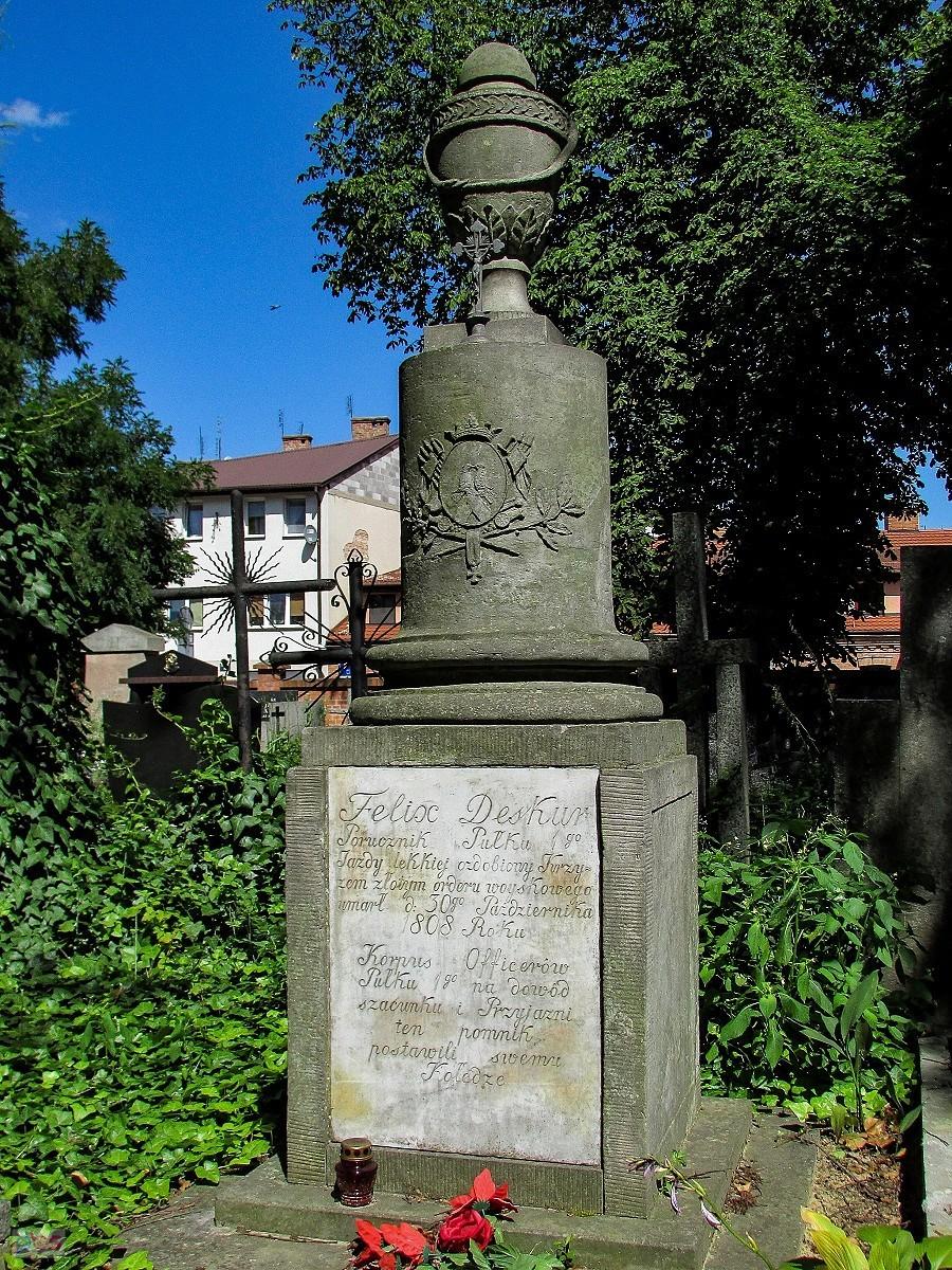 Piaseczno - najstarszy grób na cmentarzu parafialnym