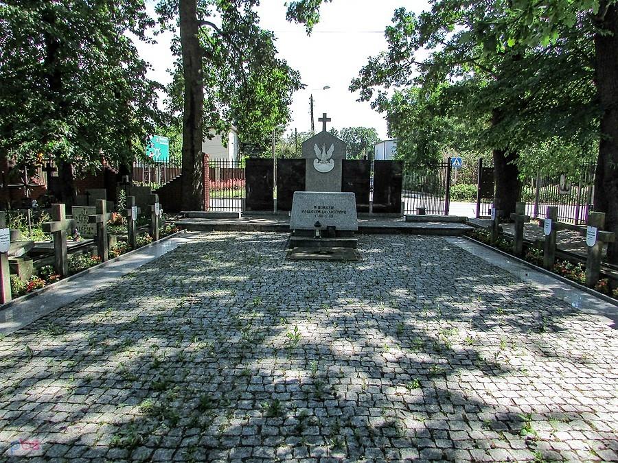 Kwatery wojskowe na cmentarzu parafialnym w Piasecznie