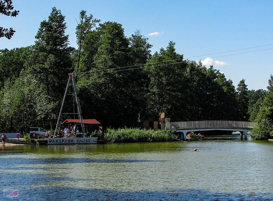 Pomost wakeboarderów i mostek prowadzacy do Parku Wodnego Zalesie