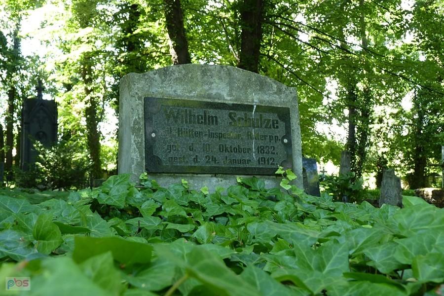 na cmentarzu hutniczym