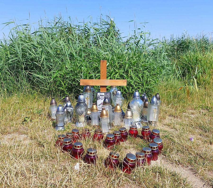 Krzyż ku pamięci wędkarza porażonego prądem, Szczodrzykowo