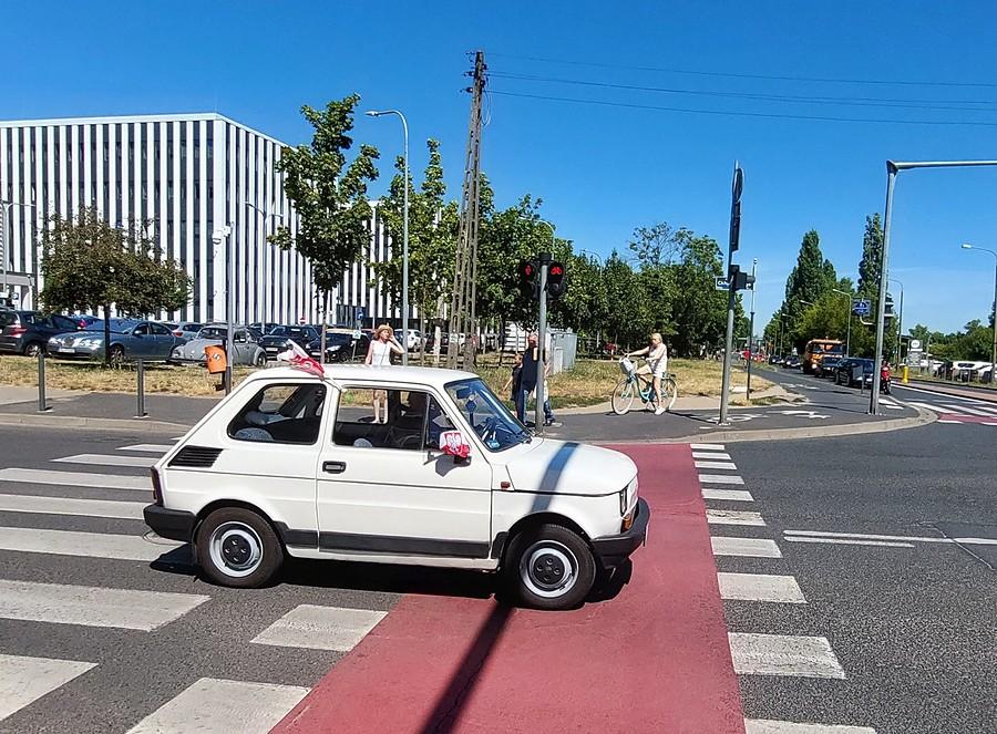 Maluch śmiga przez DDR