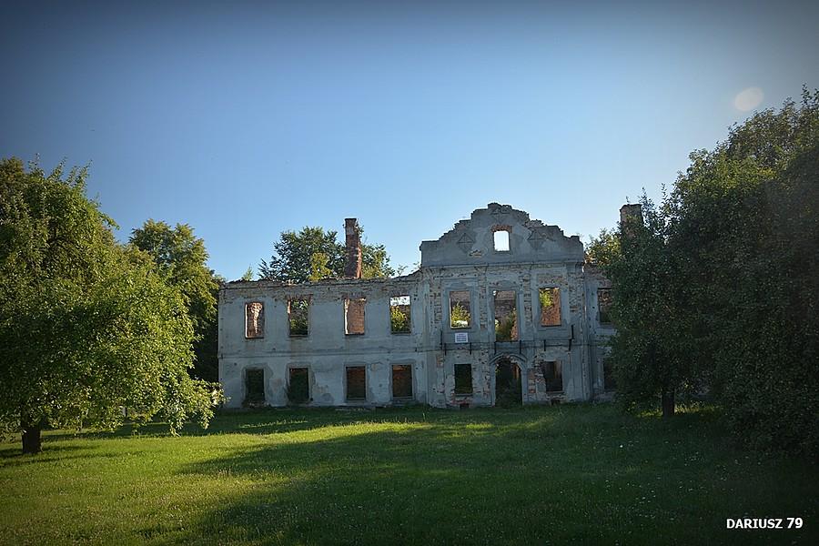 Ruiny pałacu we Włodowicach