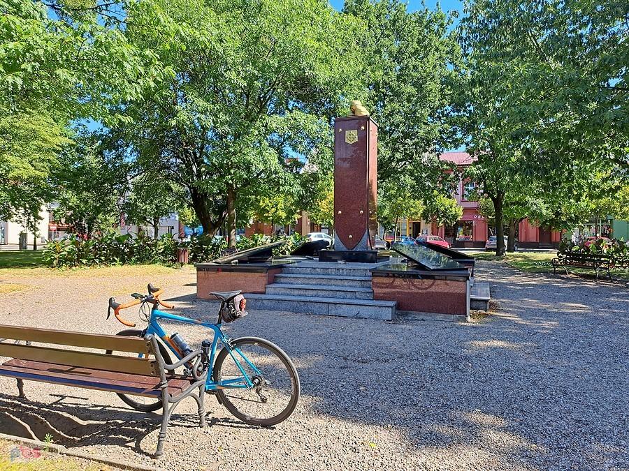 Pomnik w parku z fontanną