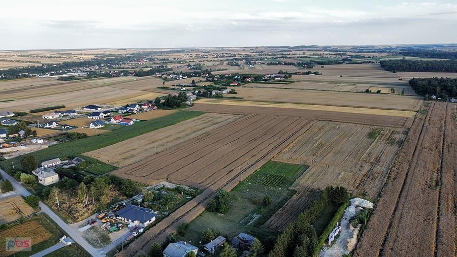 Widok z drona na pola i zabudowania wiejskie
