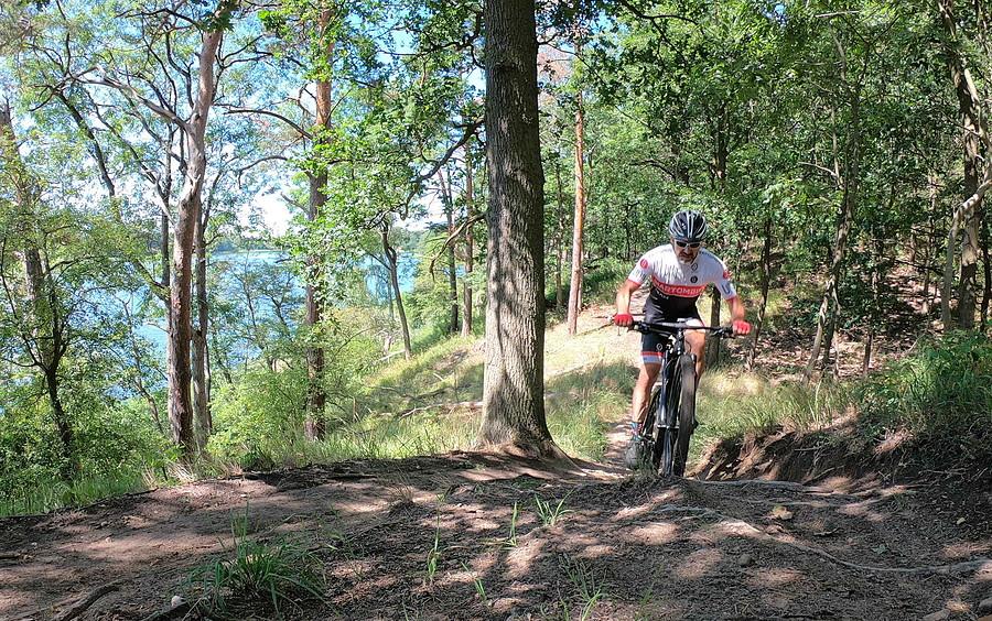 Impresyjka z MTB-owcem na skarpie Jeziora Dymaczewskiego
