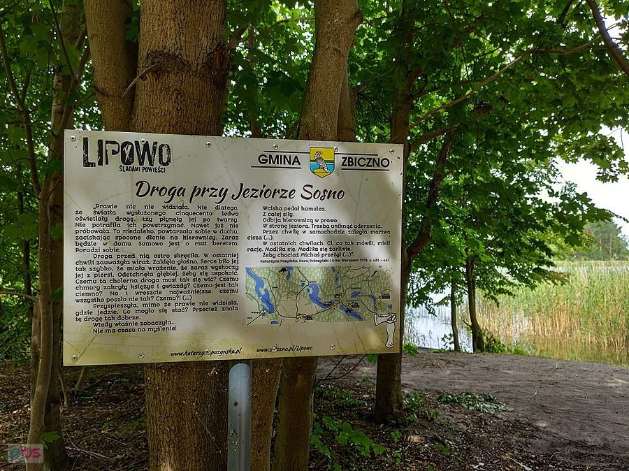 Tablica - śladami powieści Katarzyny Puzyńskiej przy Jeziorze Sosno