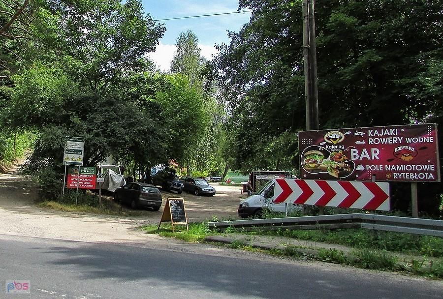 Wjazd na pole namiotowe w Rytychbłotach