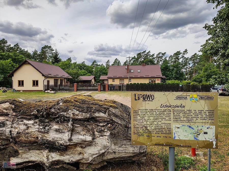 Tablica Śladami Powieści przy leśniczówce Bachotek