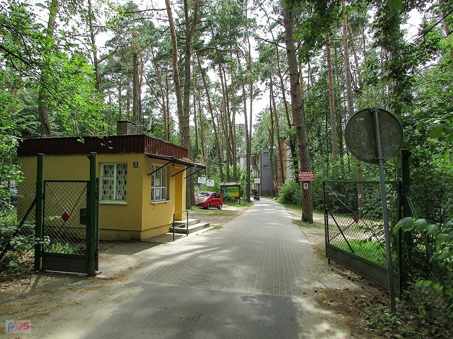 Brama wjazdowa do ośrodka PTTK Bachotek