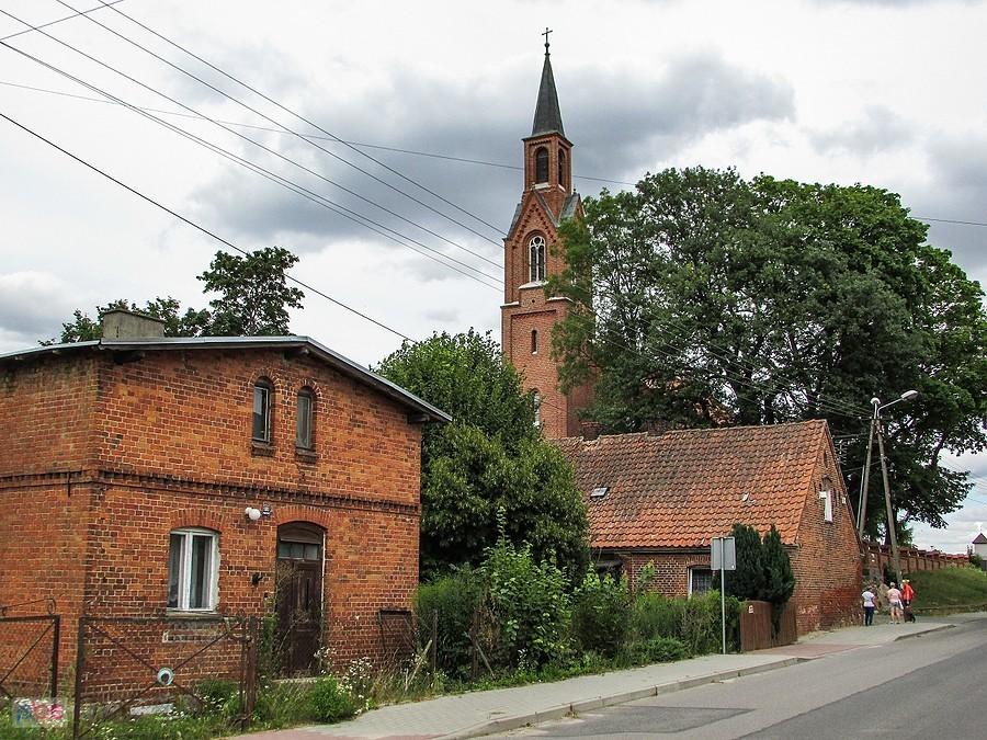 Pokrzydowo - stare domy przy kościele