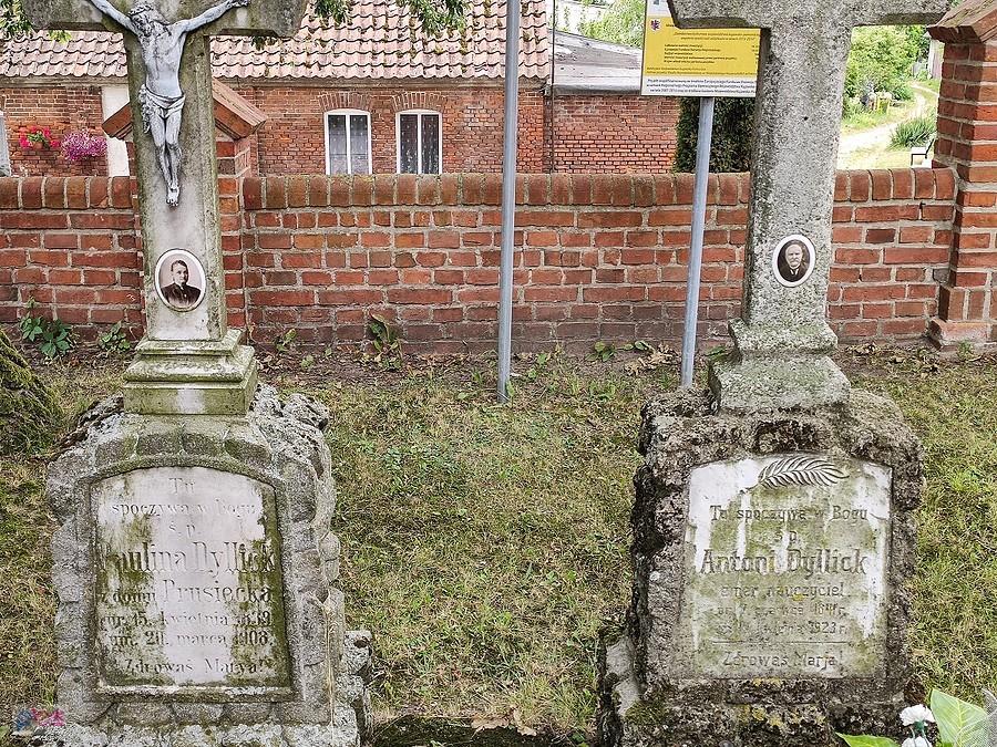 Groby małżeństwa Dyllick na cmentarzu przykościelnym w Pokrzydowie