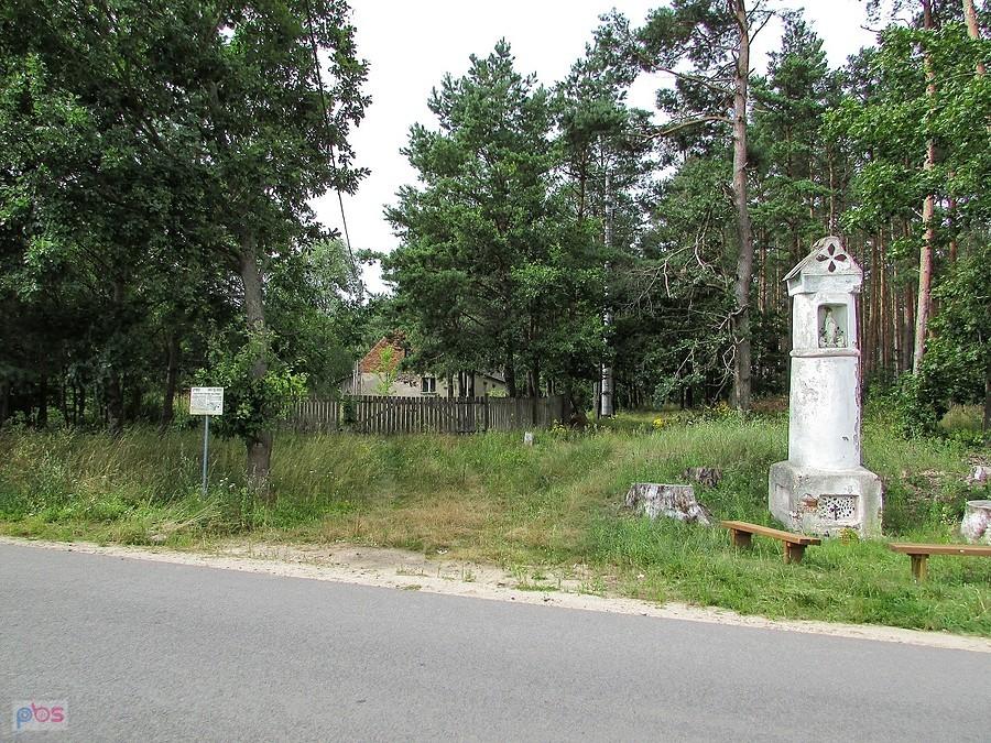 Stary dom i kapliczka, dojechałem do kolejnej tablicy "Śladami Powieści"