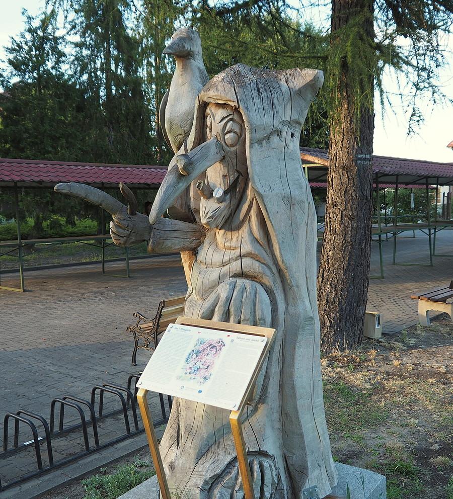 Lubniewice, postacie z baśni. Ta konkretnie z baśni o Jasiu i Małgosi.