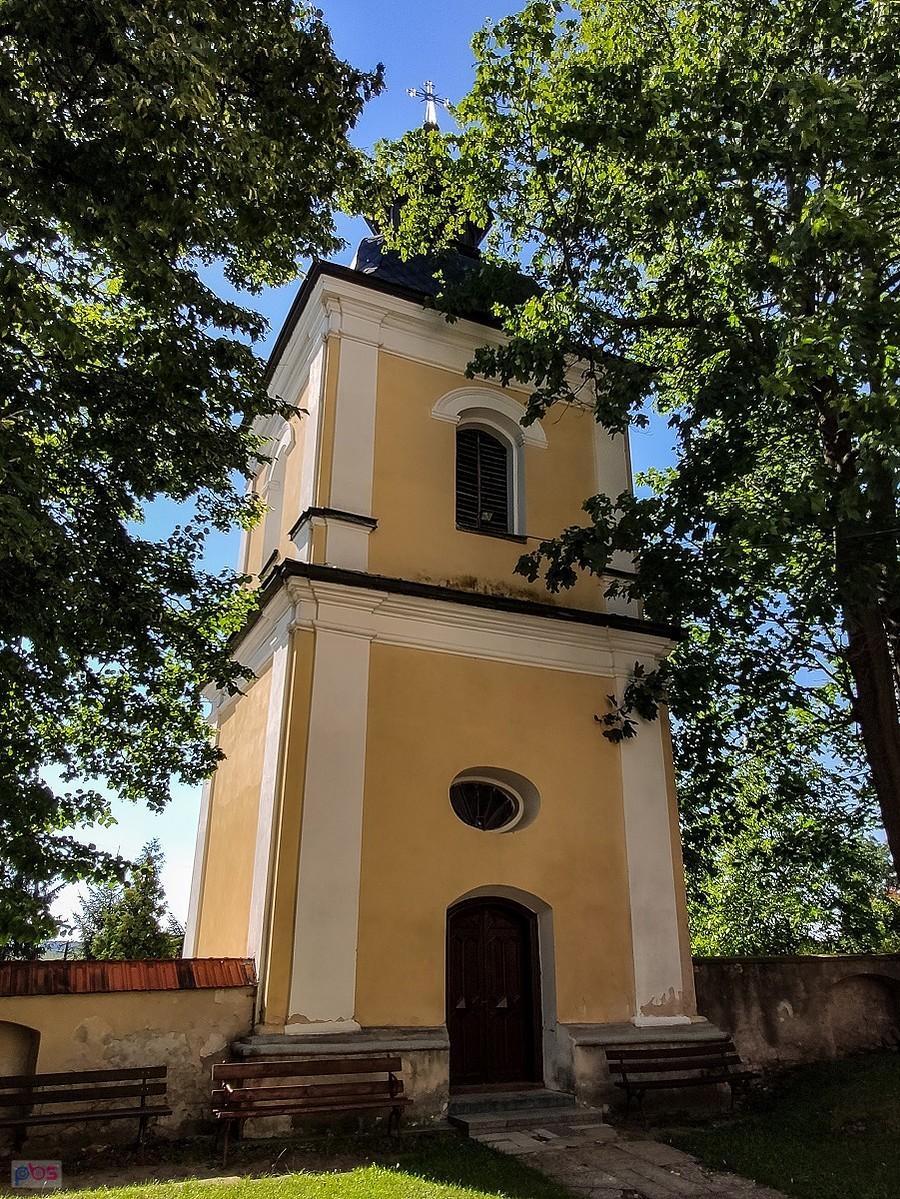 Dzwonnica przy kościele w Czyżowie Plebańskim