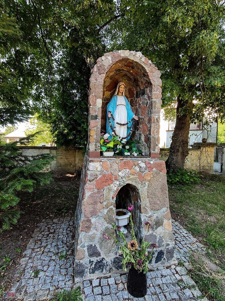 Kapliczka przykościelna