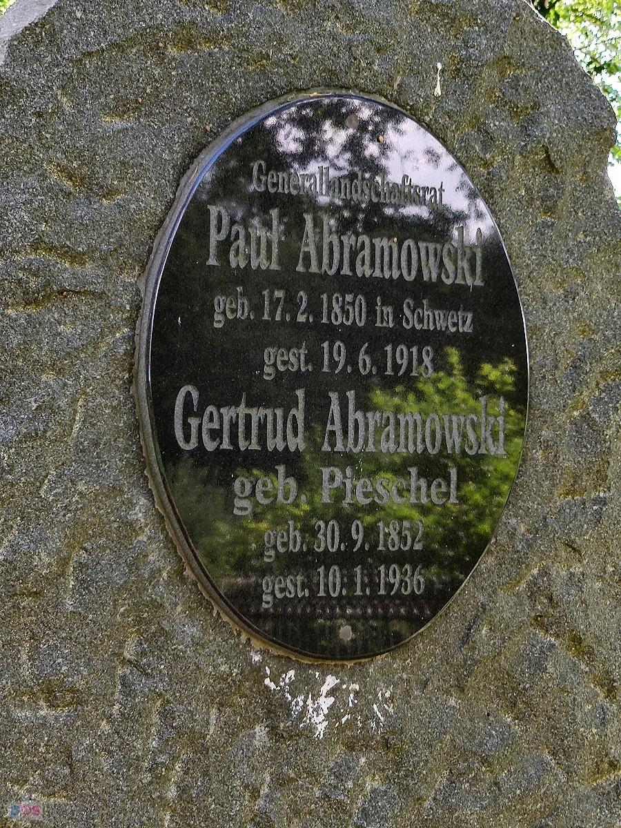 Paul Abramowski urodził się w pobliskiej wsi Schwetz (Świecie)