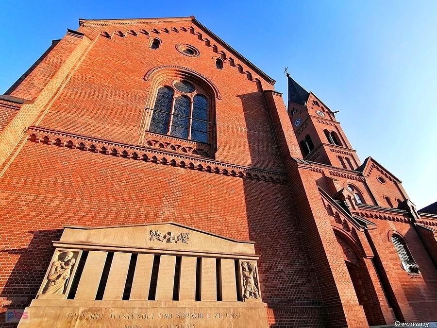 Kościół na Bobrku w Bytomiu i pomnik mieszkańców, którzy zginęli w I wojnie