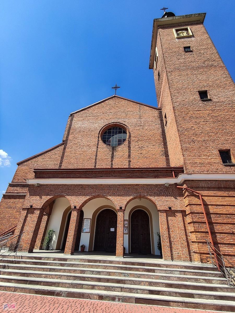 Architekt jak widać próbował nawiązać do stylu romańskiego