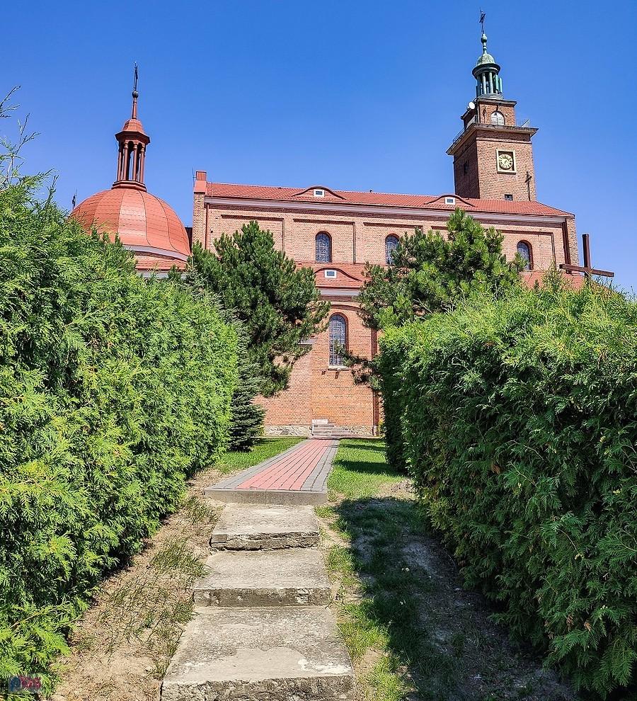Schodki prowadzące do kościoła z plebanii