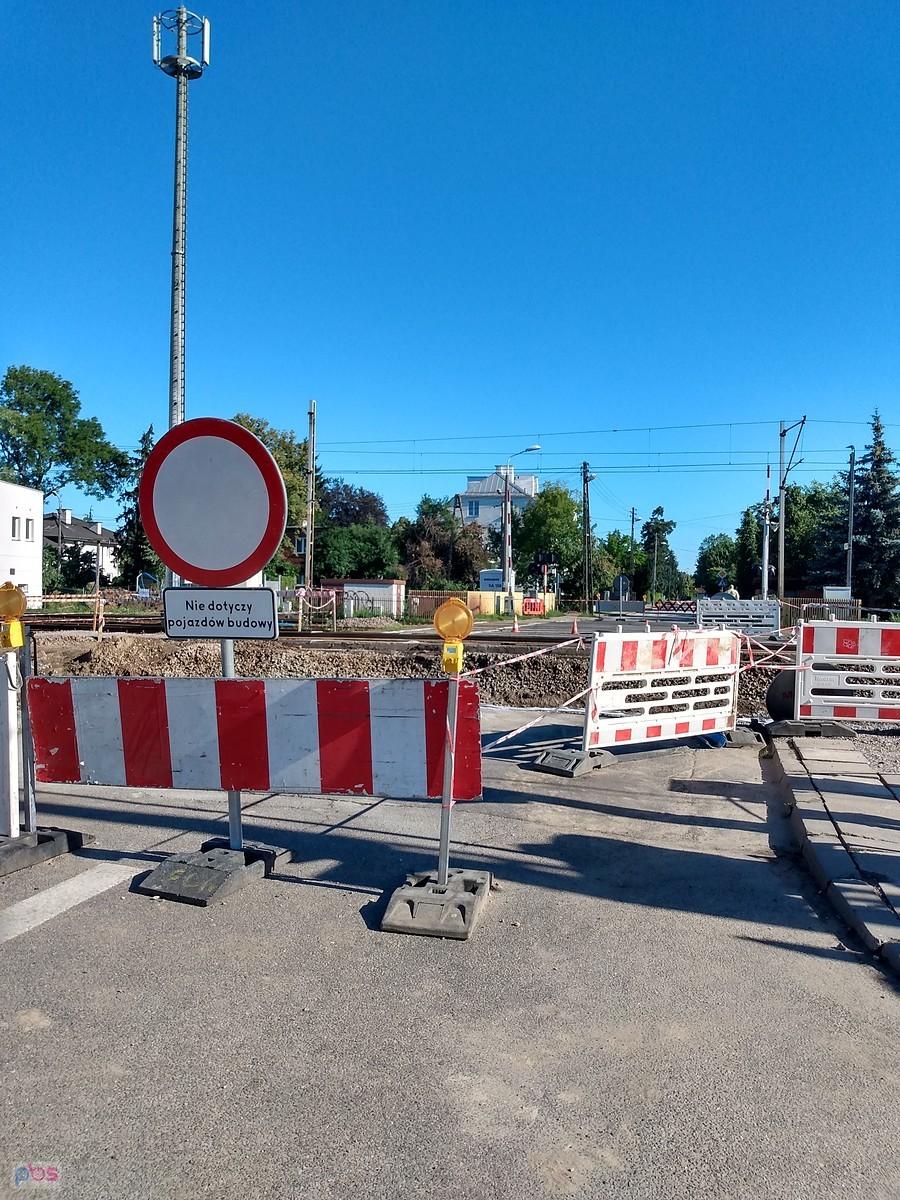 Remont torowiska w Ożarowie. Zamknięty przejazd, ale przejść można. pociągi jeżdżą po jednym torze, a ruch tam duży