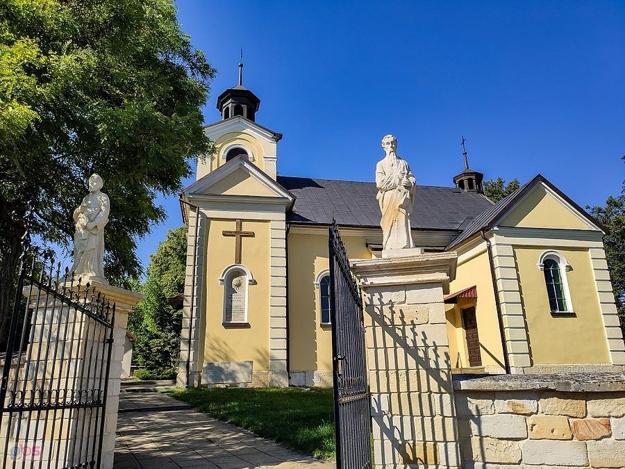 Janików - święci Piotr i Paweł na filarach bramy kościoła św. Anny