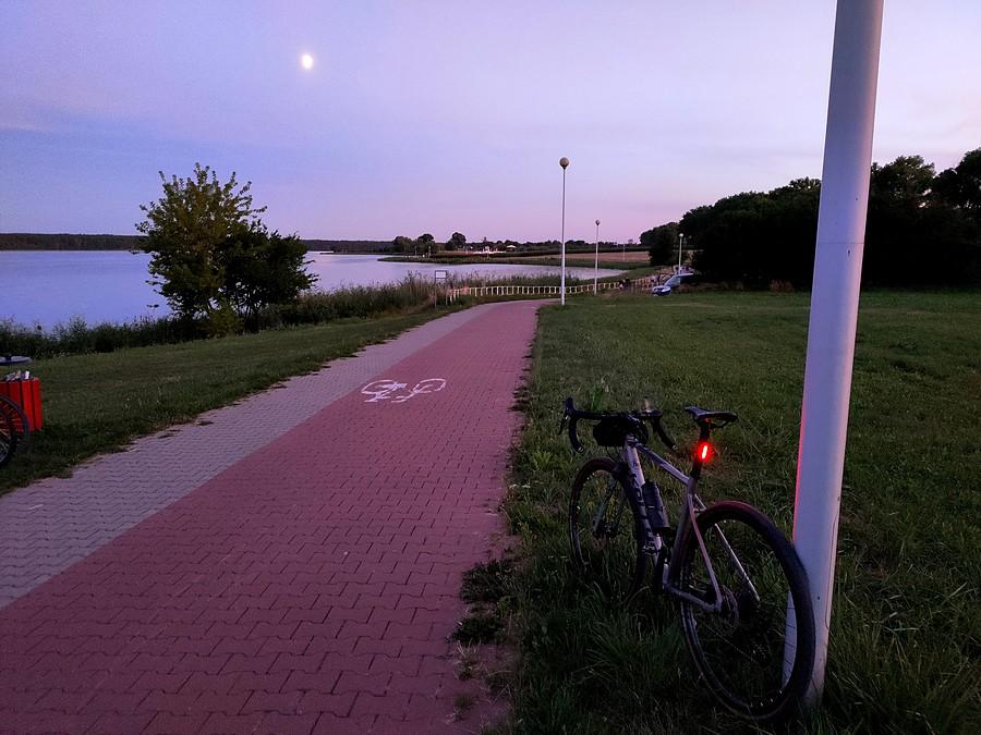 Ciąg pieszo-rowerowy nad Zalewem Zemborzyckim