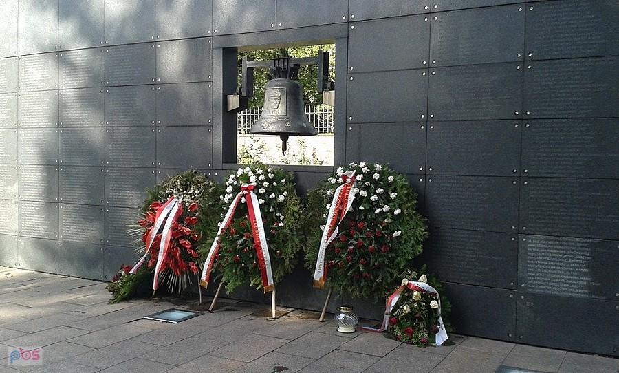 Poniedziałkowe wieńce - pierwszy z prawej od premiera, środkowy od marszałka Sejmu, po lewej od Związku Łowczego (!)