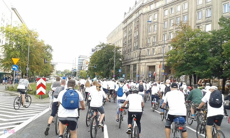 Masa Powstańcza 2022 - na placu MDM przed skrętem w Śniadeckich