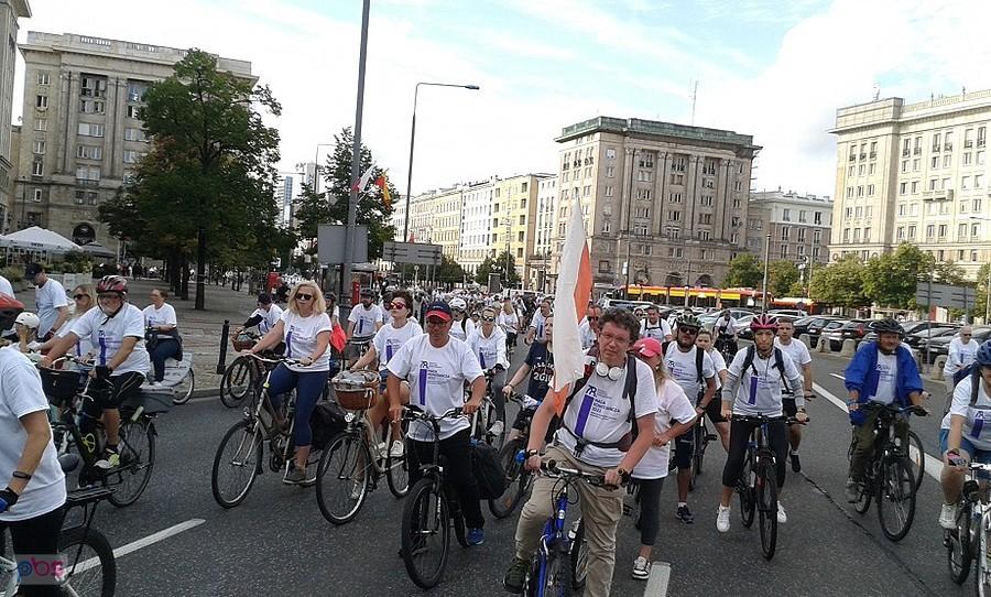 Masa Powstańcza 2022 - na placu MDM przed skrętem w Śniadeckich rzut oka do tyłu